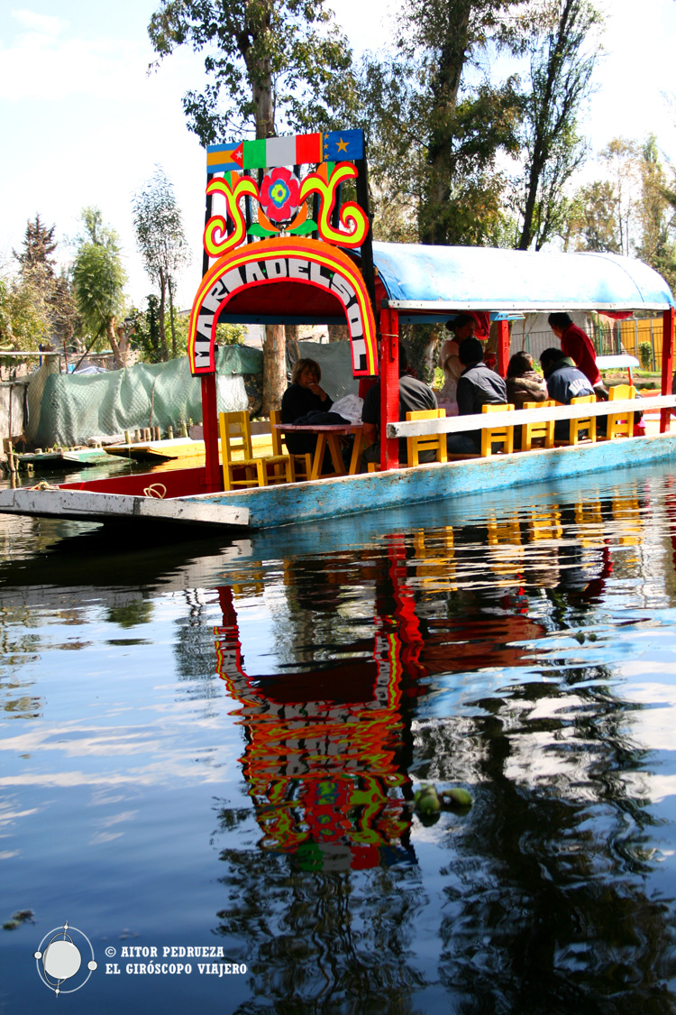 Trajineras discurriendo por el canal mayor de Xochimilco