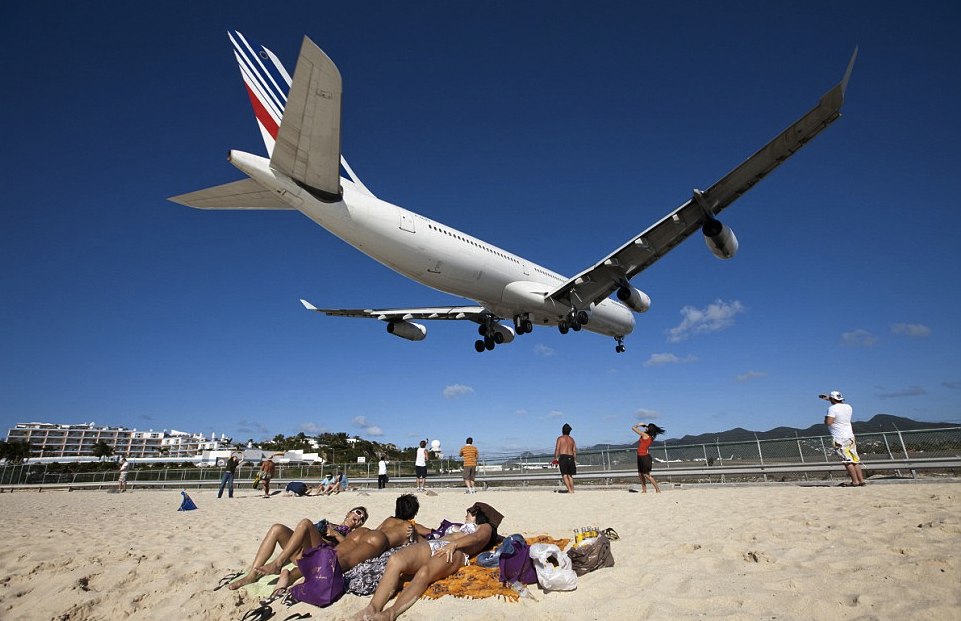Playa de Maho Beach sobrevolada por un inmenso avión. 