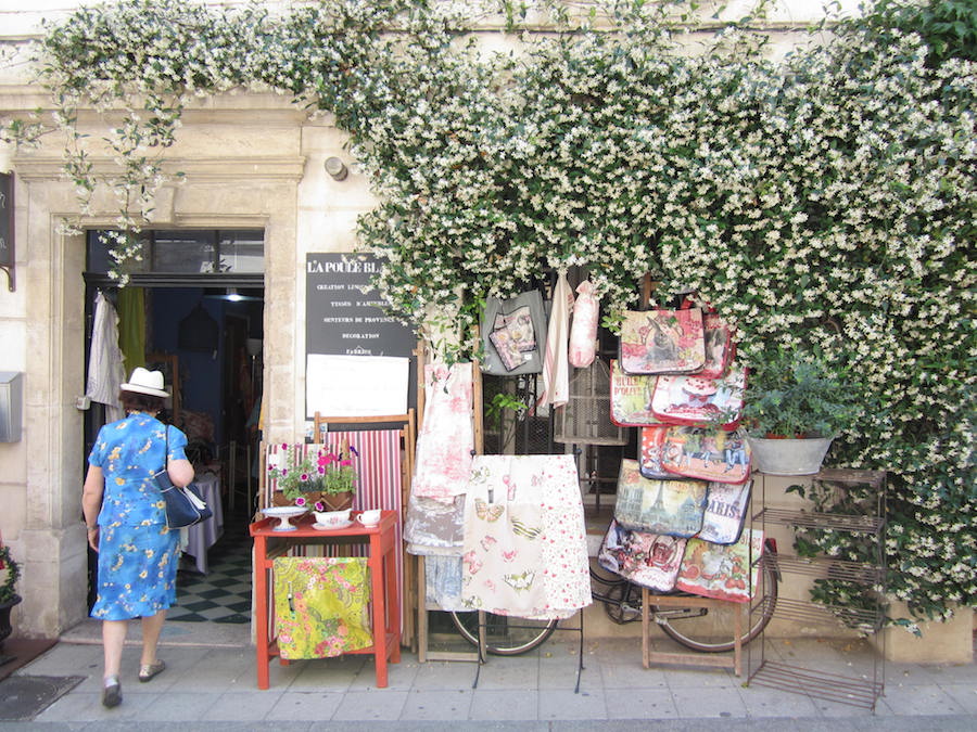 Magníficas tiendas con exteriores decorados con una gran elegancia que invitan a entrar. Foto de María Calvo.