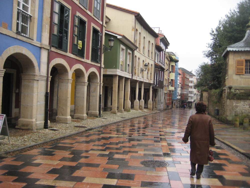Por las calles del casco antiguo de Avilés, el magnífico adoquinado, los soportales, las espléndidas casas. Ⓒ El Giróscopo Viajero.