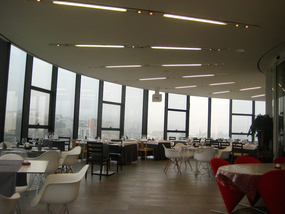 En el interior del restaurante situado a 20 metros de altura, en la torre del Centro cultural Niemeyer de Avilés. Ⓒ El Giróscopo Viajero.