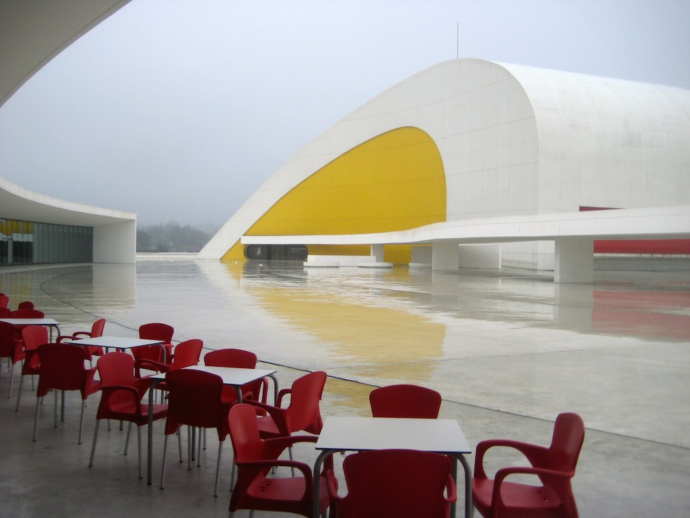 El Centro Cultural Niemeyer de Avilés, inaugurado en 2011, es uno de los grandes atractivos de la ciudad. Ⓒ El Giróscopo Viajero.