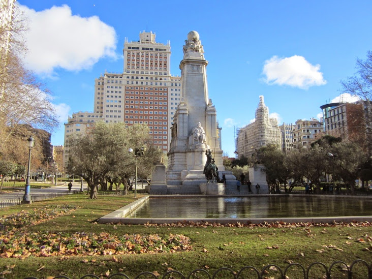 La bella Plaza de España, donde están las estatuas de Quijote y Sancho. Ⓒ El Giróscopo Viajero.