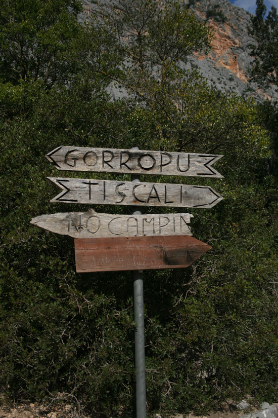 Cartel con indicaciones para el monte Tiscali y la garganta del Gorrupo