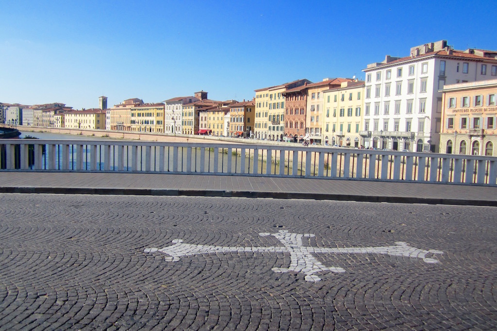 El puente sobre el río Arno nos conduce a otra Pisa encantadora. © María Calvo.