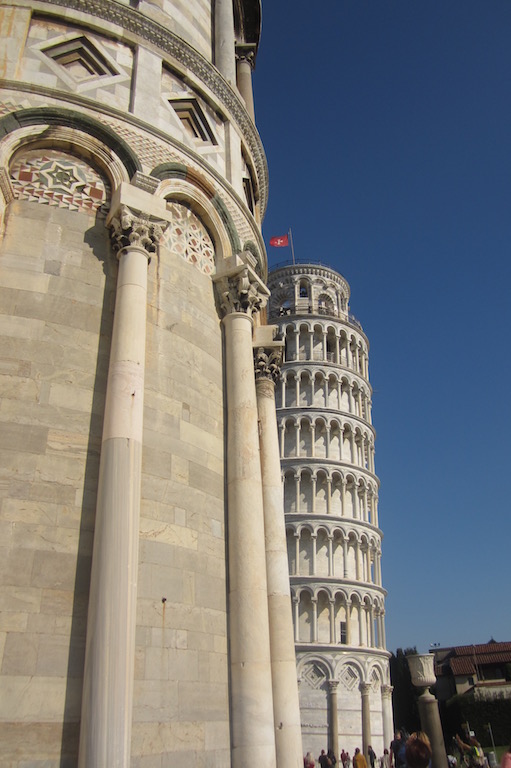 La torre de Pisa se esconde, discreta...© María Calvo.