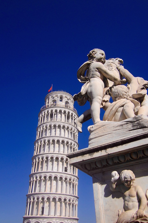 La cámara se dispara, mil y un clichés de la torre inclinada, la misteriosa Torre de Pisa. © María Calvo.