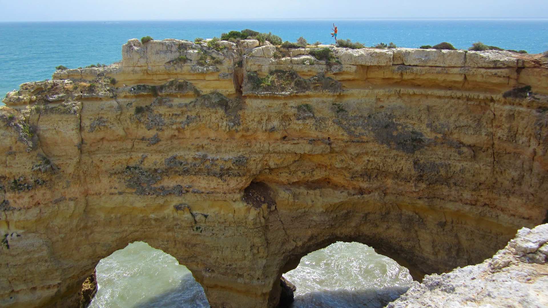 Los acantilados de Benagil, en el Algarve (Portugal)