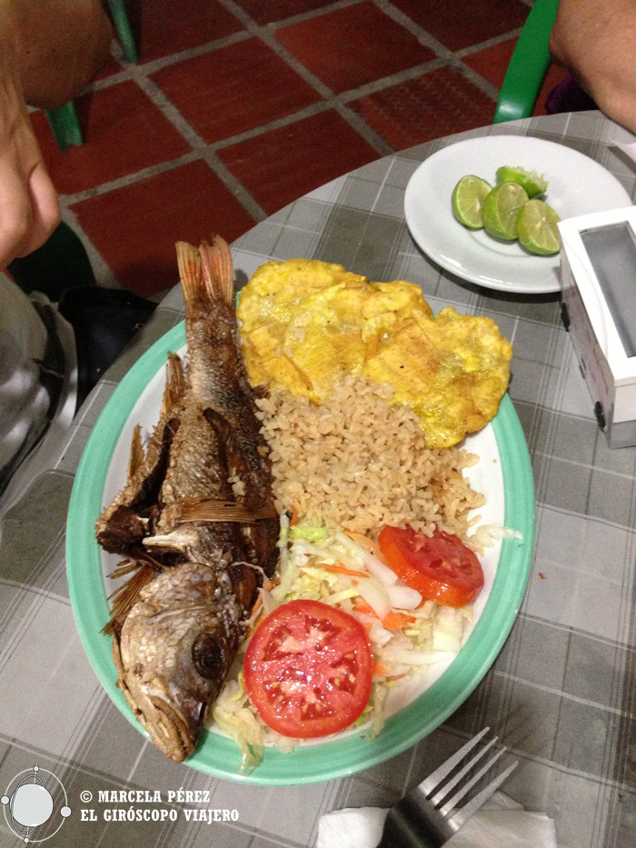 Hora de comer. Pescado frito con arroz y coco