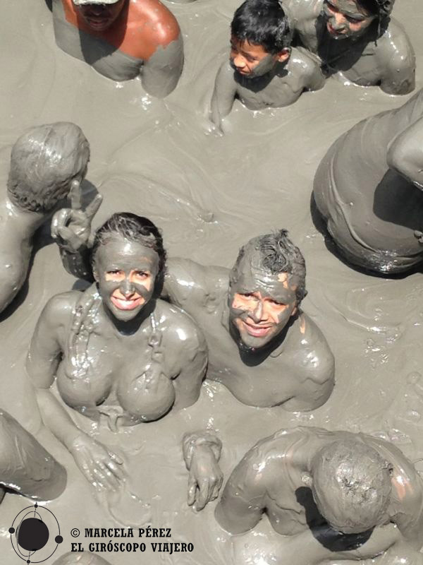 "Baño" en el fango del volcán Totuma