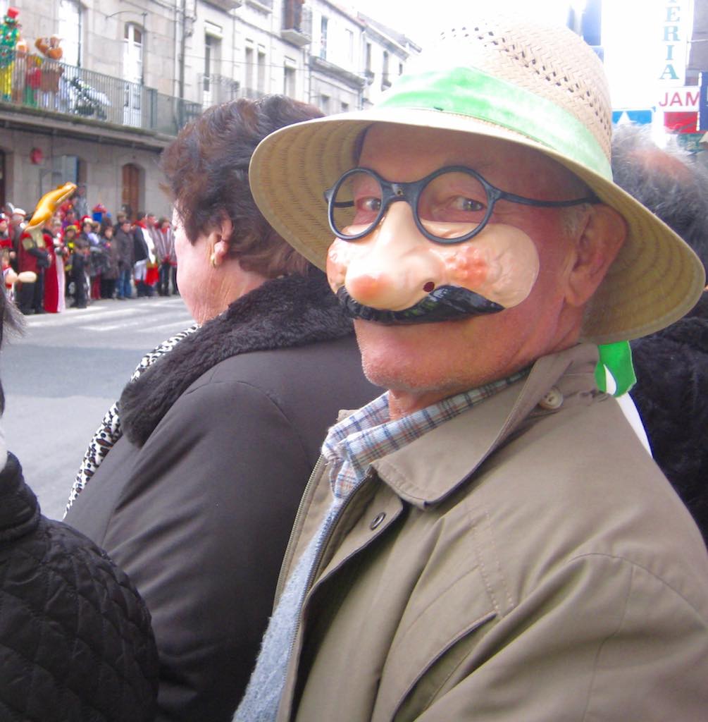 Todo el mundo debe ir disfrazado en el Carnaval del Xinzo, aunque sea sólo con una máscara. ©María Calvo.
