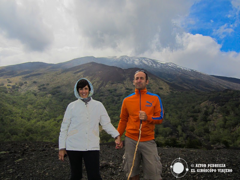Viajeros giroscópicos con el Monte Etna al fondo