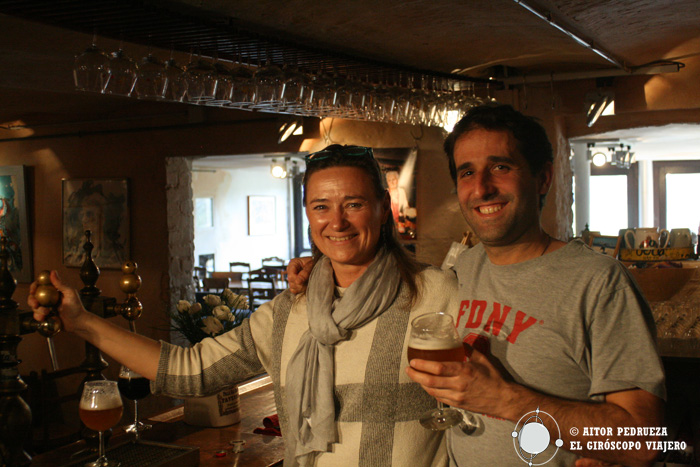 Foto con Elsa mientras probábamos las diferentes cervezas artesanas de Dolle Brouwers