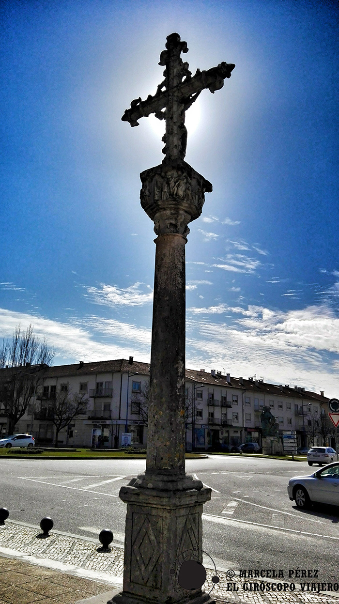 La imponente cruz que se halla a los pies de la Catedral de Aveiro