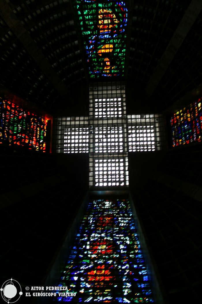 La cruz que actúa como claraboya y cúpula de la catedral