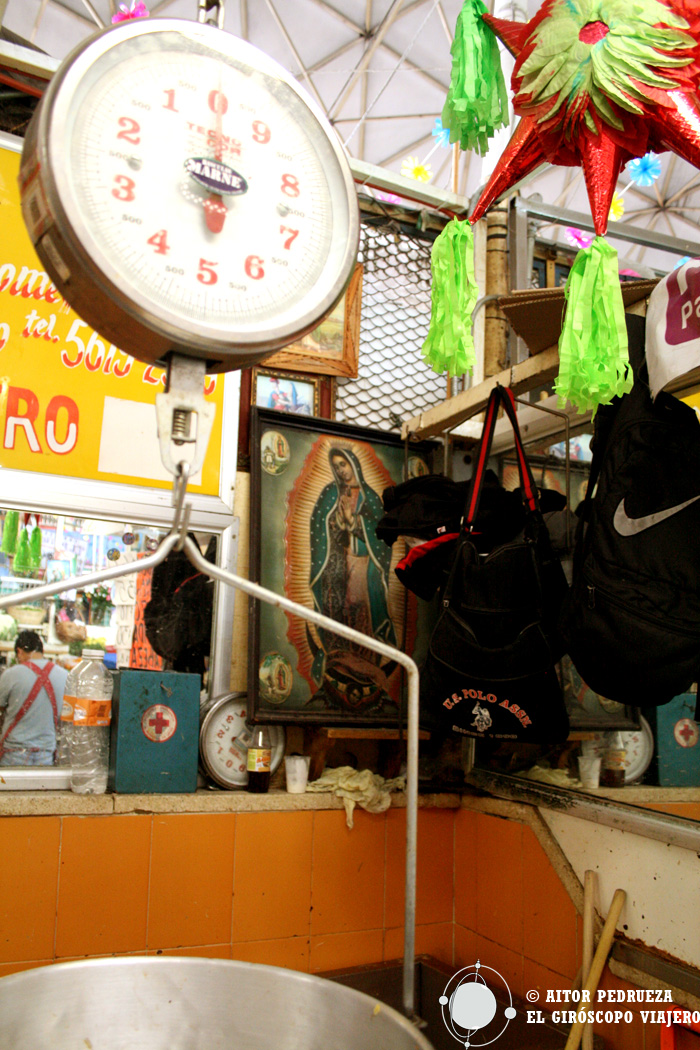 Virgen escondida entre los puestos del Mercado de la Bola
