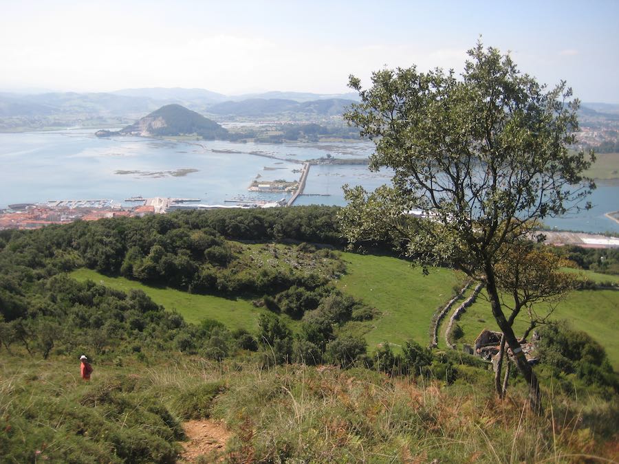 Vistas de la ría de Asón, de Santoña y de las marismas desde la cima de Buciero