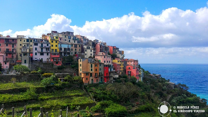 Corniglia engalardonando con su abanico de colores la montaña