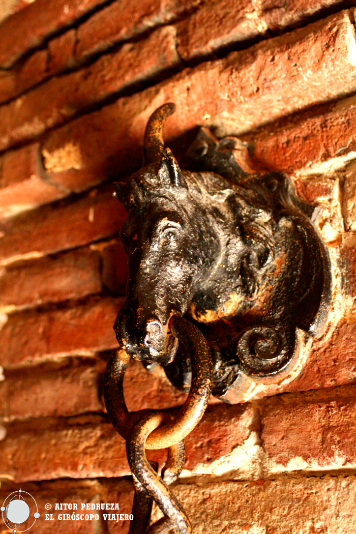 Anclaje para amarrar a los caballos en el sótano del Palau Güell