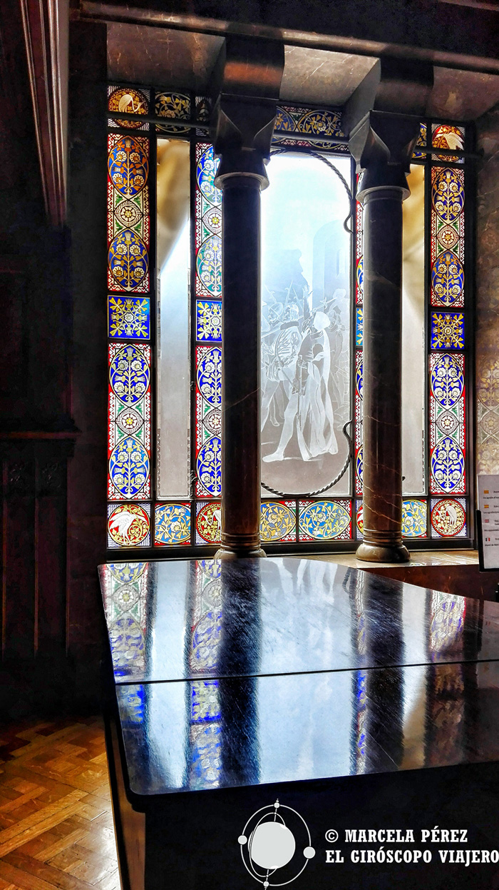 La luz entrando por las vidrieras del Palau Güell