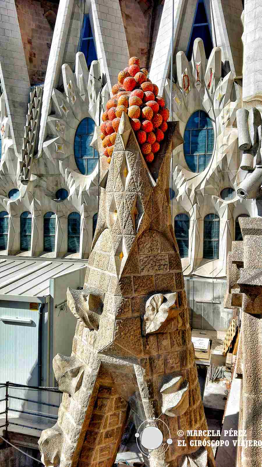Pináculos con coloridos motivos, un toque de color de la Sagrada Familia