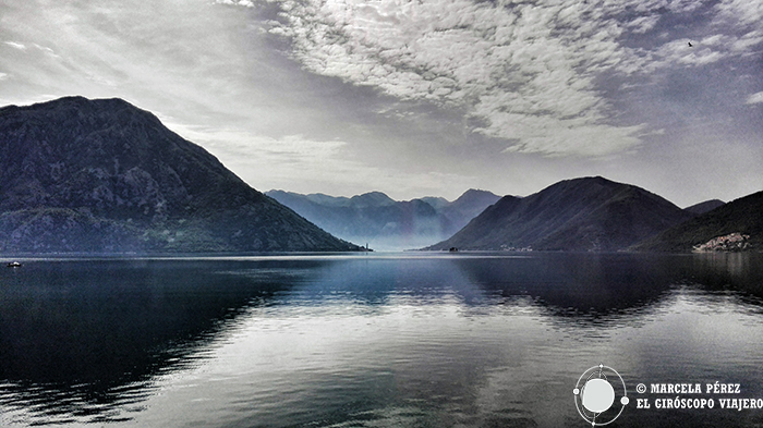 Bahía de Kotor inmersa en la neblina