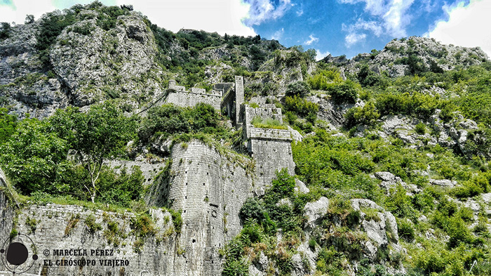 Las murallas de la ciudad de Kotor ascendiendo hacia el monte