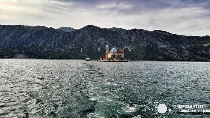 En barco a Nuestra Señora de las Rocas