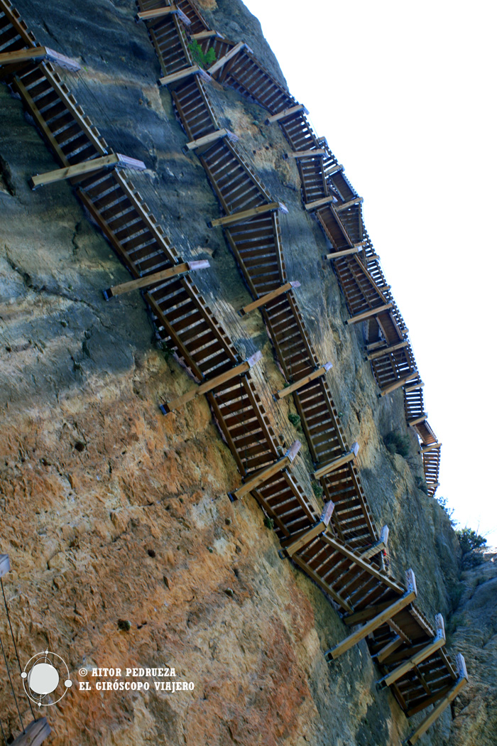Las pasarelas de Montfalcó desde abajo