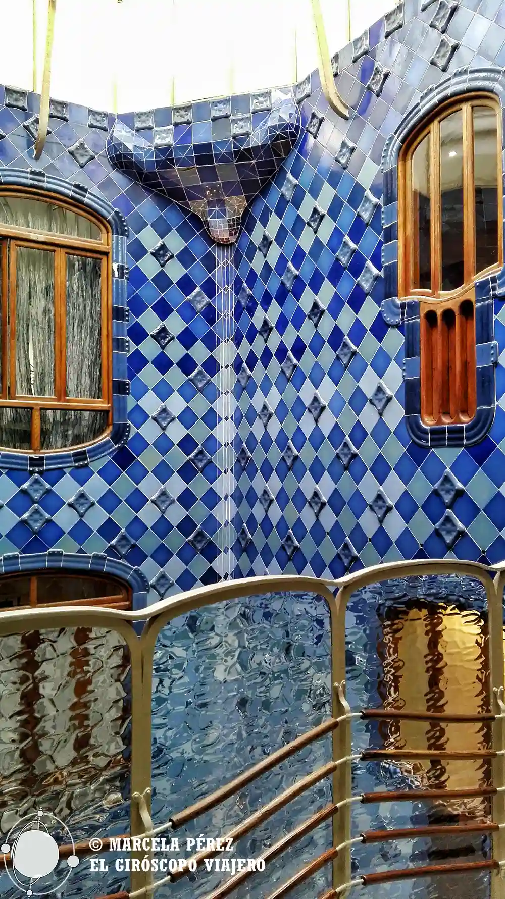 Barandillas de cristal que dan un efecto de estar sumergidos en la casa Batlló
