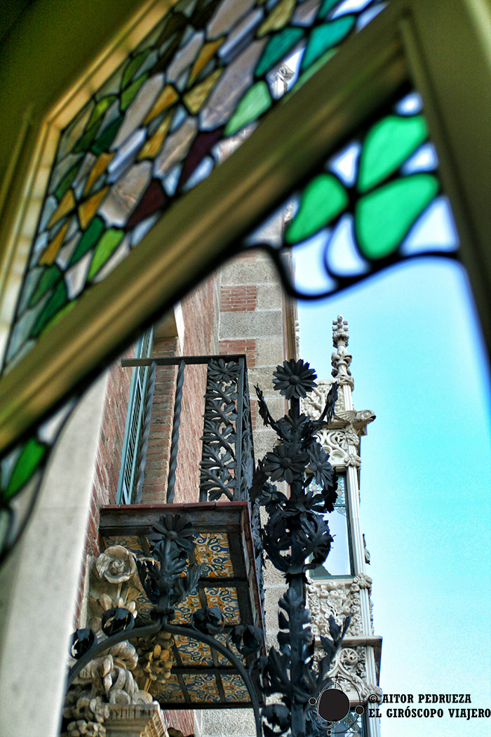 Motivos vegetales en las ventanas y en el fondo uno de los balcones decorado con cerámica