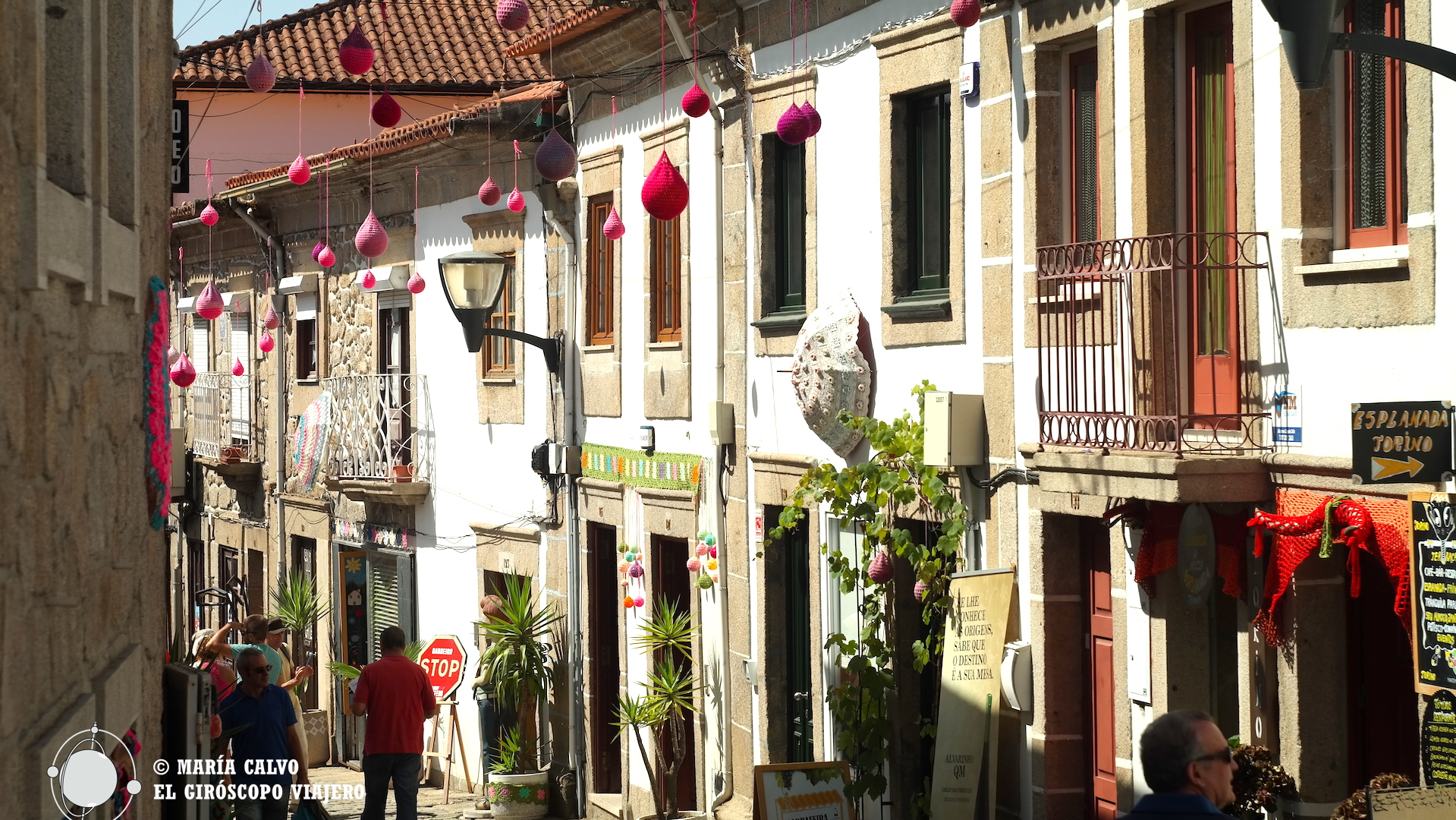 Las calles de Vilanova de Cerveira engalanadas en el evento "O Crochet sai á rua"