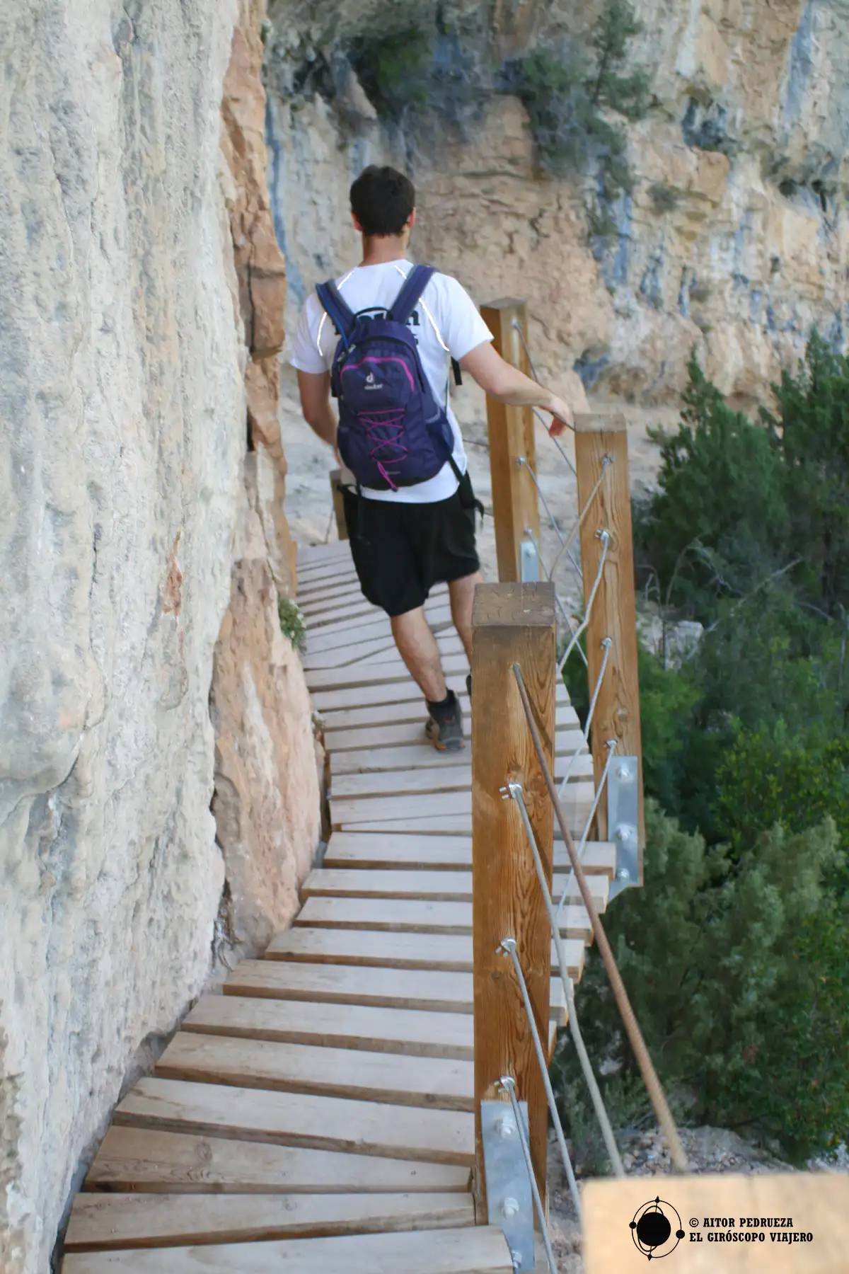 Descenso de las pasarelas de Montfalcó bien sujetos a la piedra