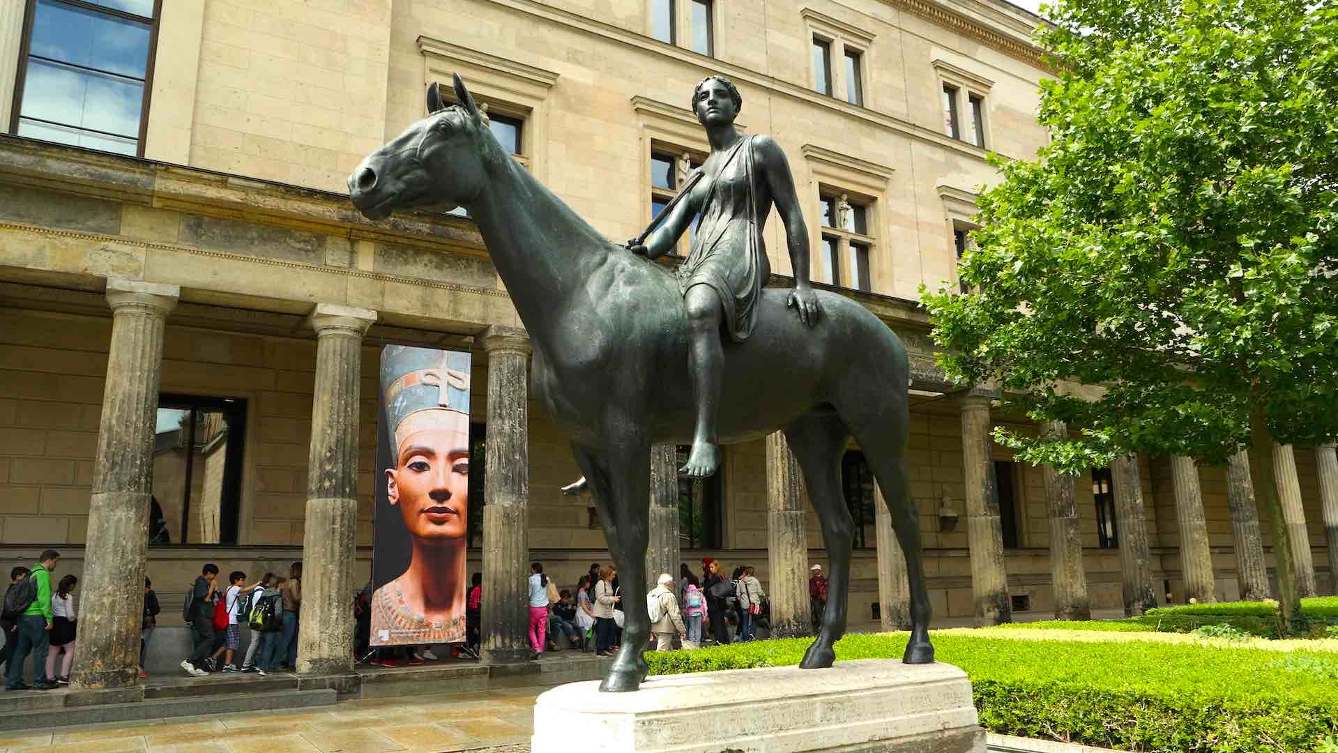 Entrada al Neues Museum, Nefertiti mirándonos