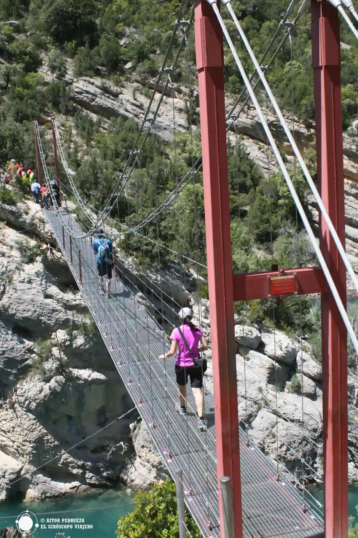 El puente rojo que divide Aragón de Cataluña y es parte del itinerario del Congost del Mont Rebei hasta las pasarelas de Montfalcó