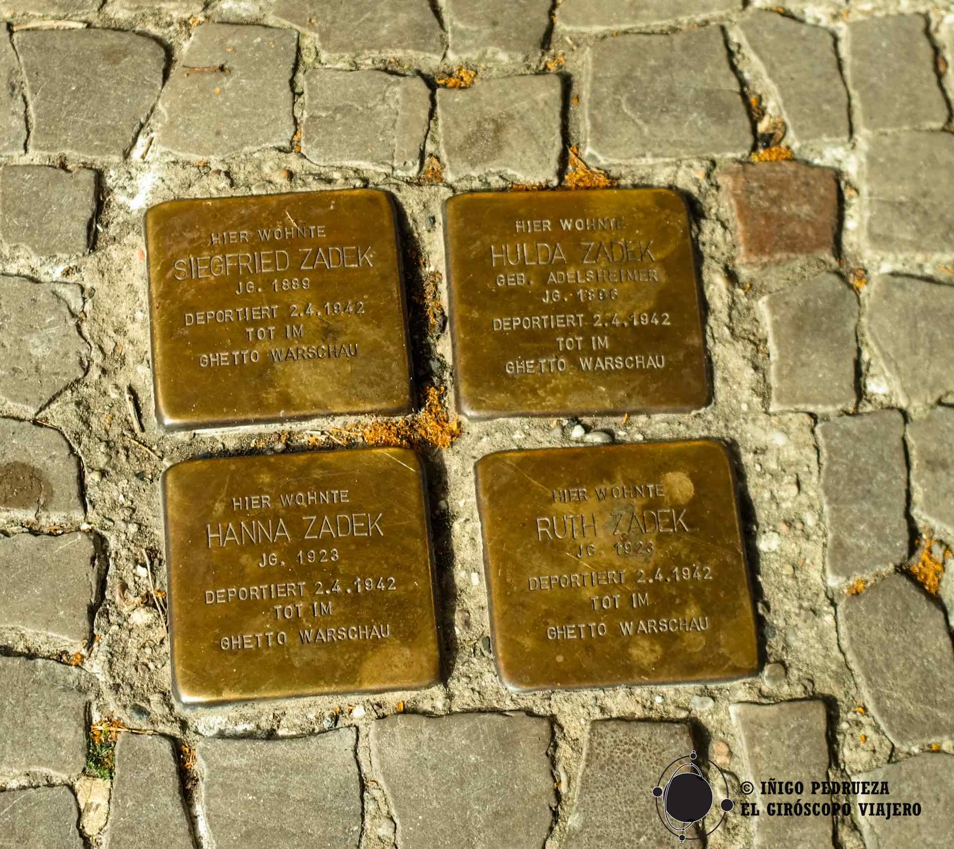 Pequeños memoriales como estos se encuentran en todas las calles, en todas las aceras de esta ciudad asesinada y renacida. ©Iñigo Pedrueza.