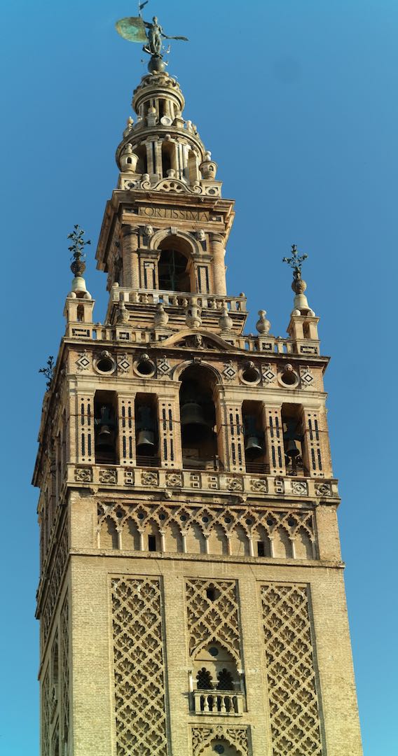 El "Giraldillo" en lo alto de la torre