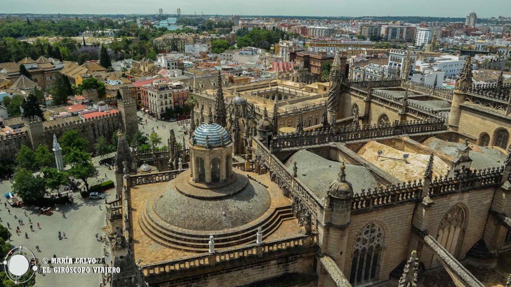 La belleza de Sevilla desde lo alto de la Giralda: la catedral en primer plano, el Real Alcázar a la izquierda, el Guadalquivir al fondo