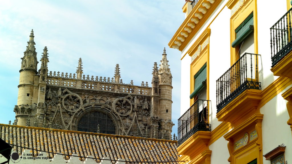 La belleza de la catedral de Sevilla en la ciudad de color