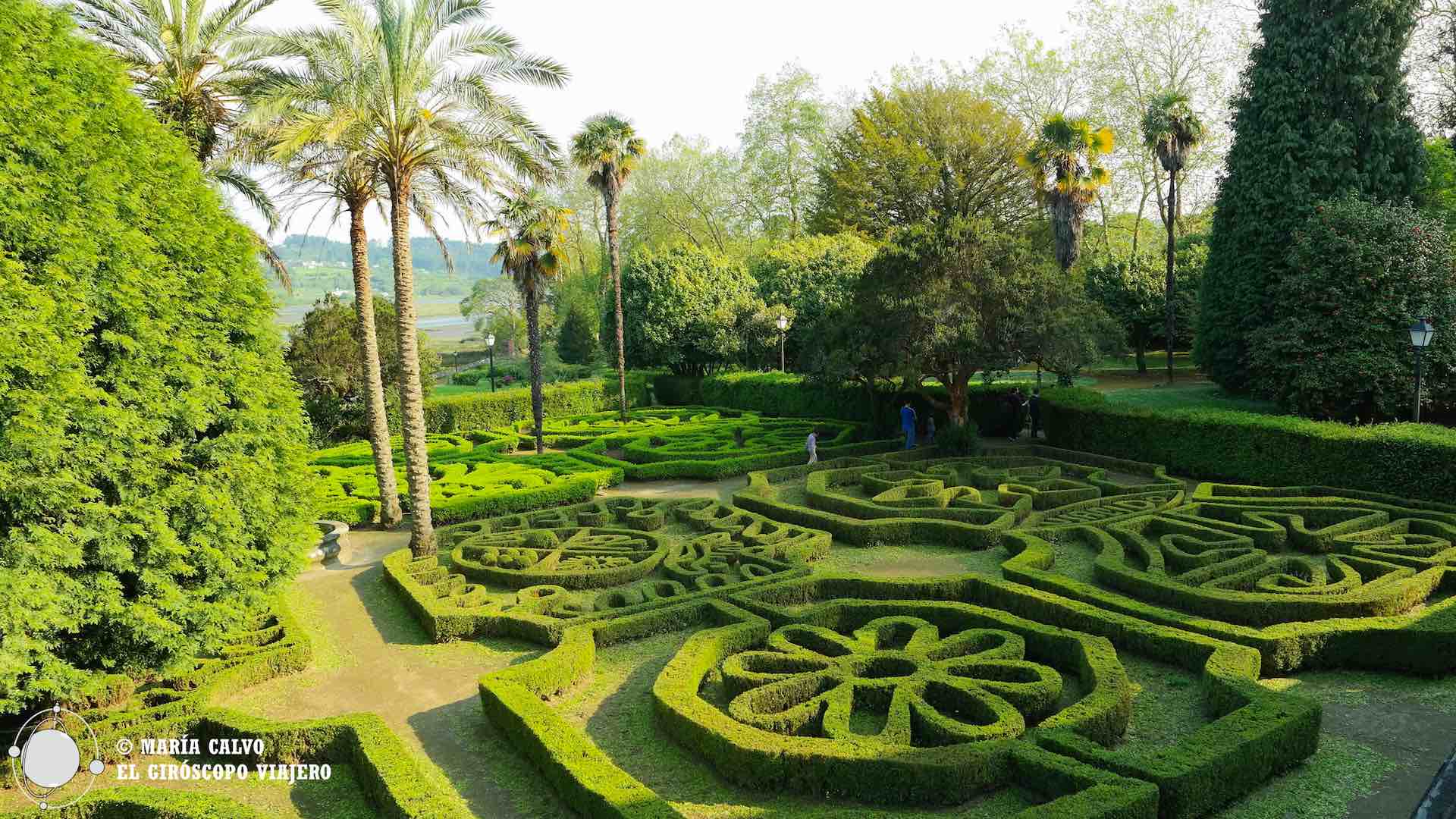 Quizás el lugar más lírico de los jardines del Pazo de Mariñán: el laberinto de boj