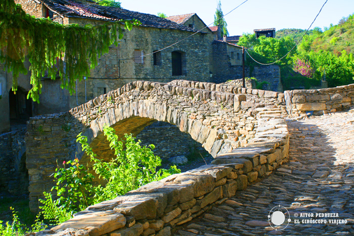 Puente sobre el río que da entrada al pueblo de Montañana en la Ribagorza de Aragón