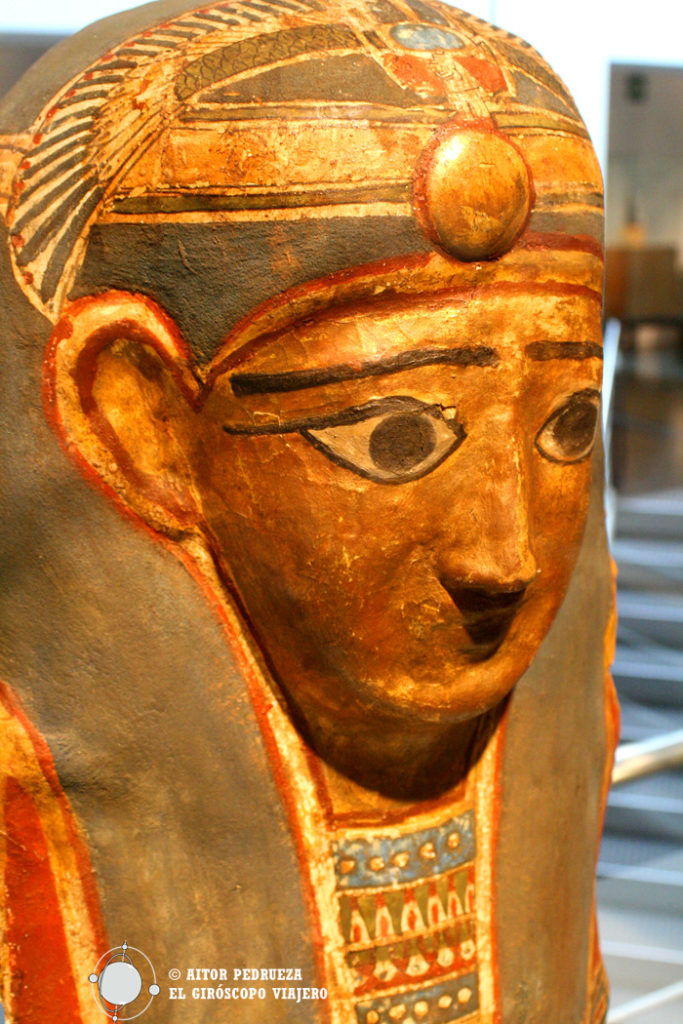 Sarcófago egipcio ricamente decorado