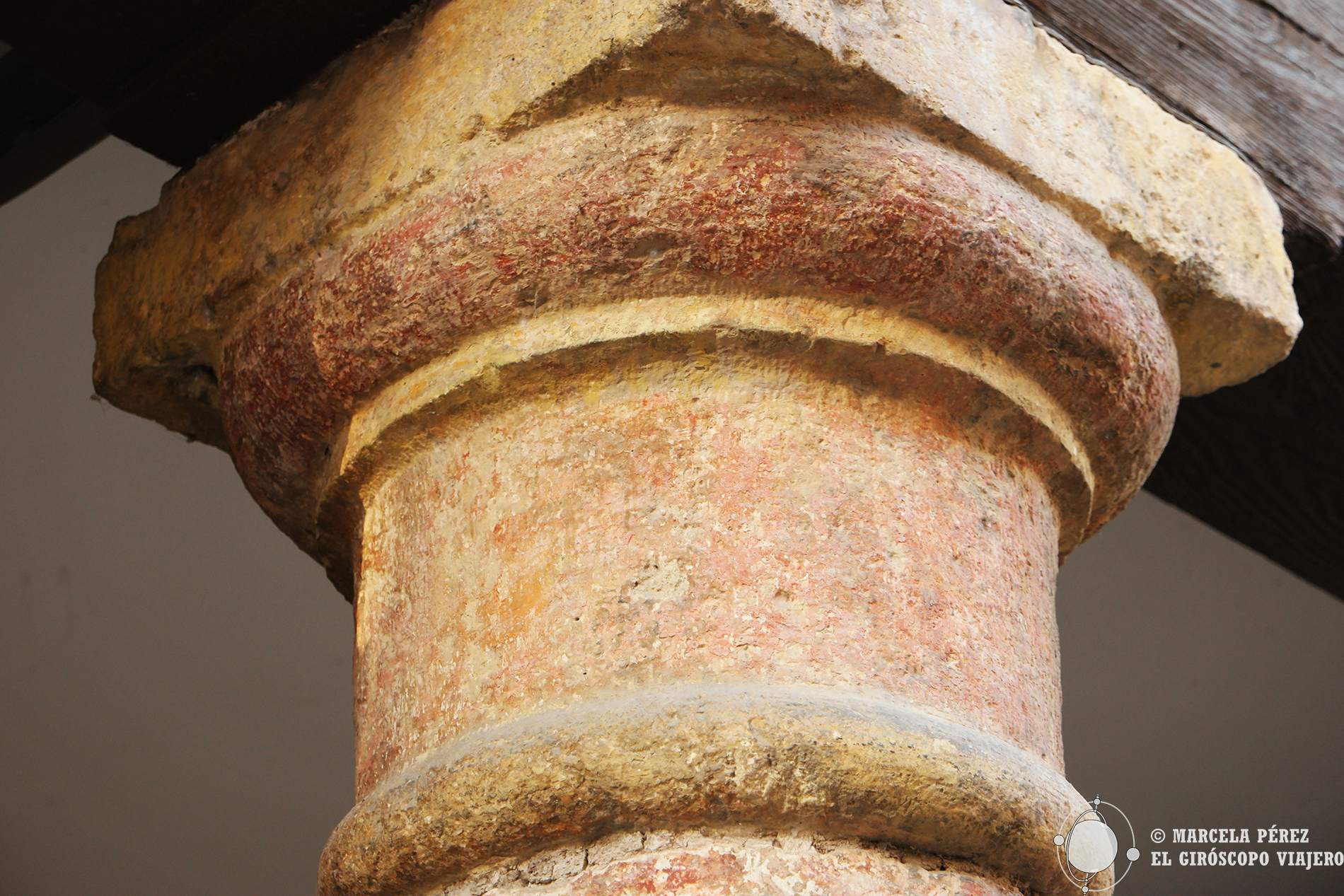 Columnas de piedra de época medieval que conservan la tintura 