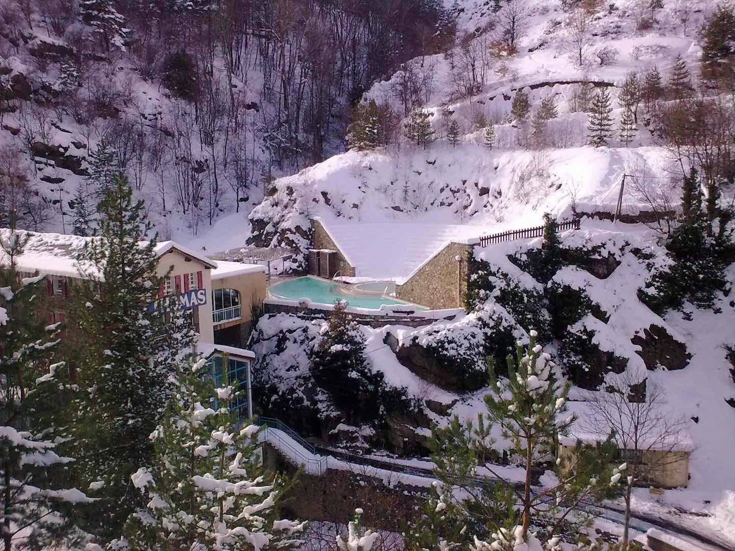 exhaustivo hospital Catedral Las aguas termales de Saint Thomas (Pirineos) bajo la nieve -