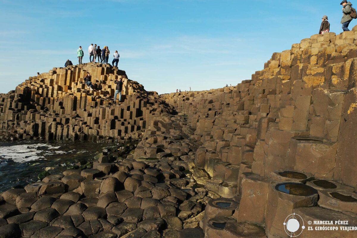 La belleza de la Calzada de los gigantes en todo su esplendor con la variedad de formas y tamaños de sus primas basálticos reluciendo al sol