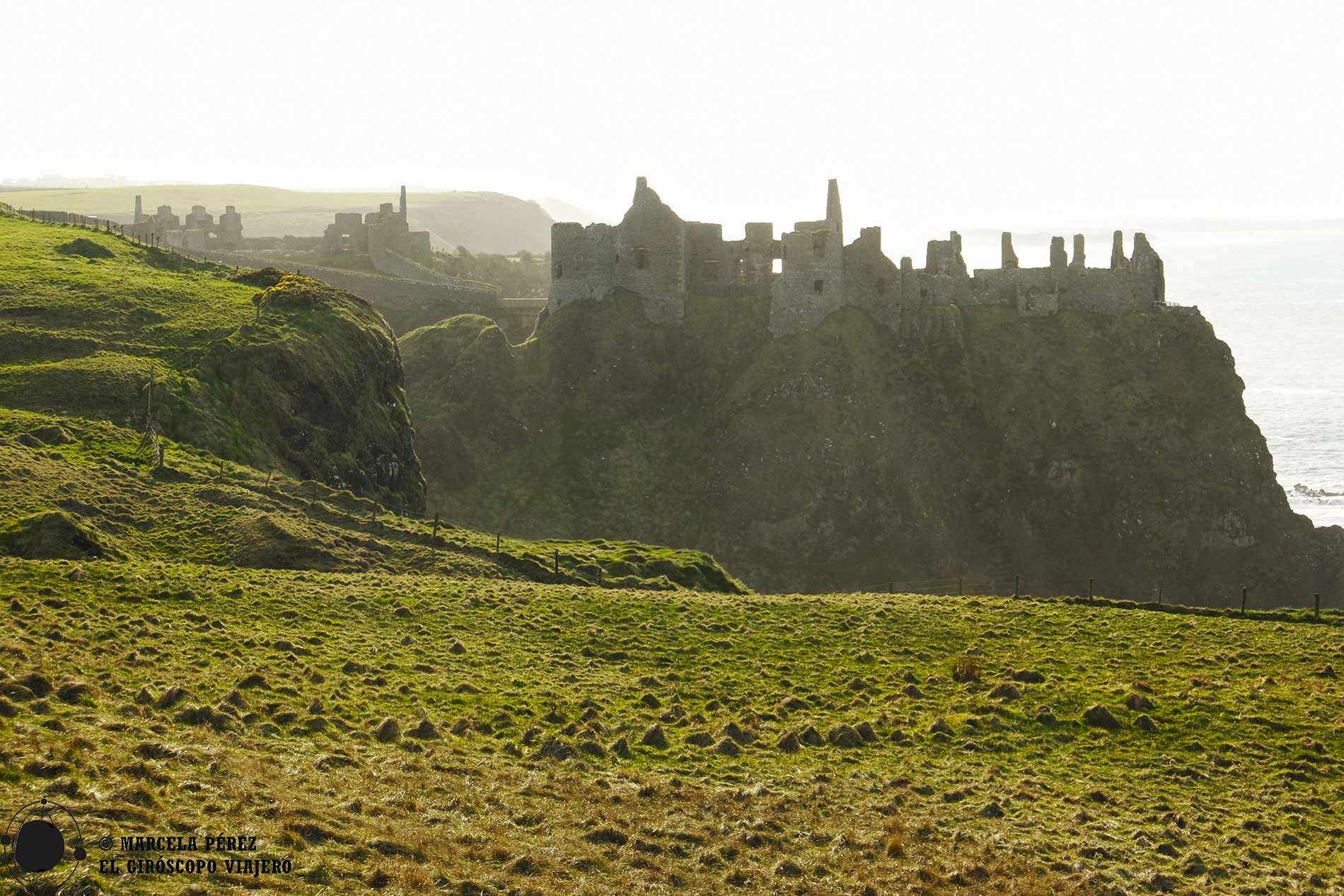 La figura del Dunluce Castle se dibuja en el horizonte, casi mimetizada entre la luz y la montaña...