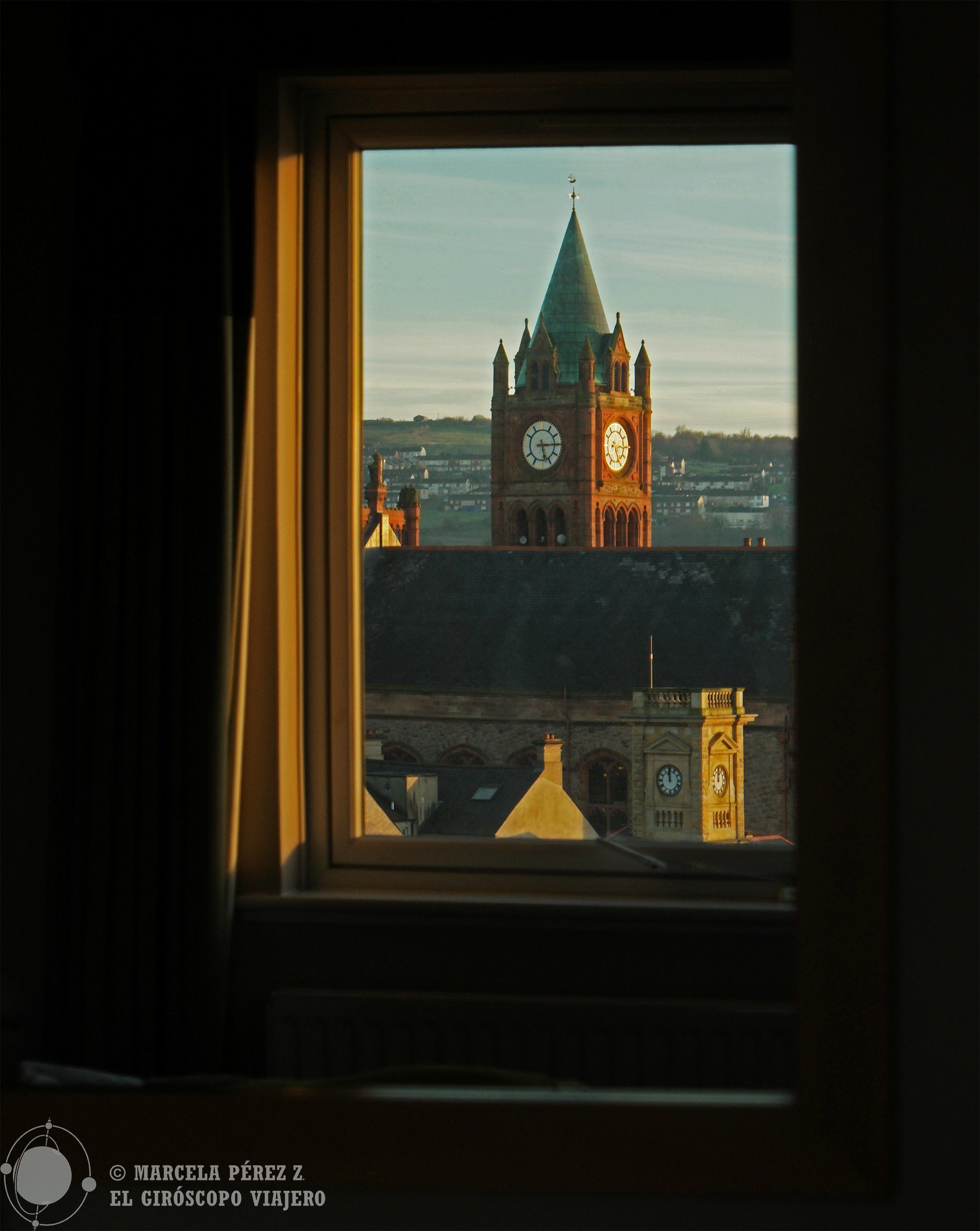 Vistas espectaculares del Guildhall desde el City Hotel en Derry