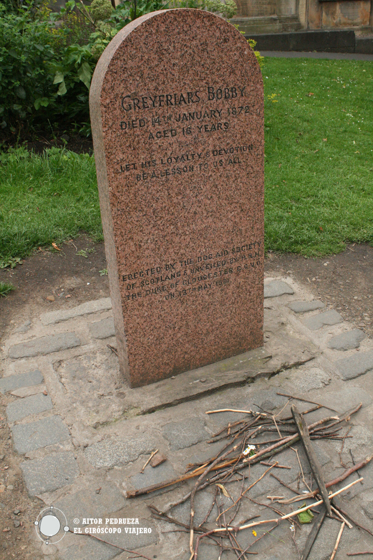 Lápida de la tumba del perro Bobby en Greyfriars