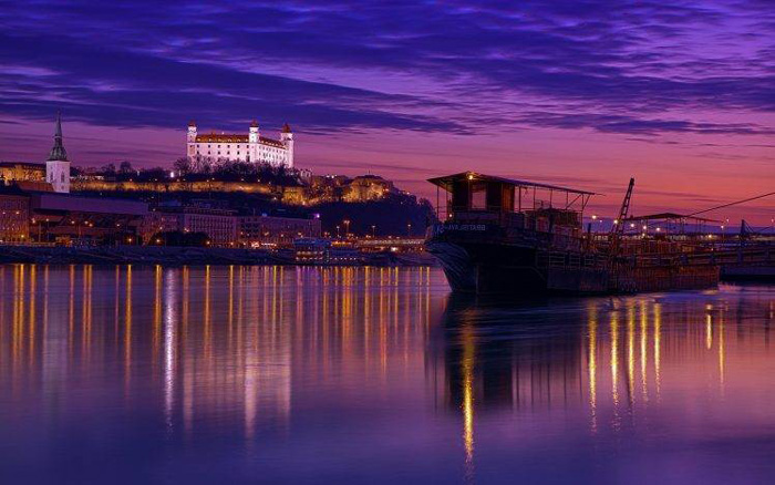 Bratislava, capital de Eslovaquia de noche