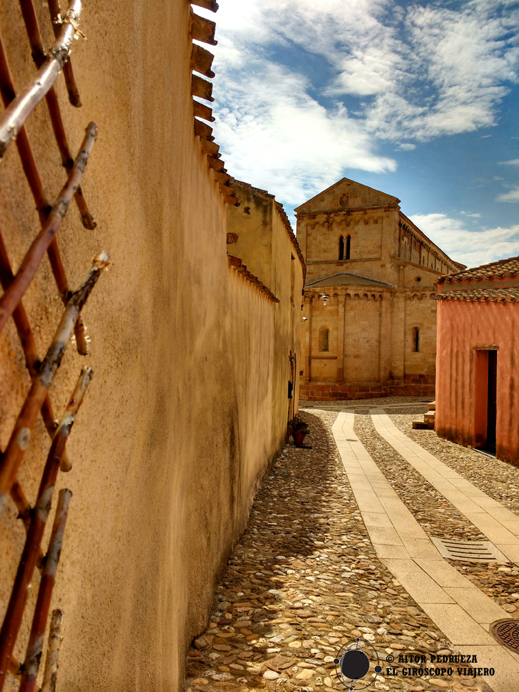 Iglesia románica de Tratalias desde la cale de los talleres artesanos